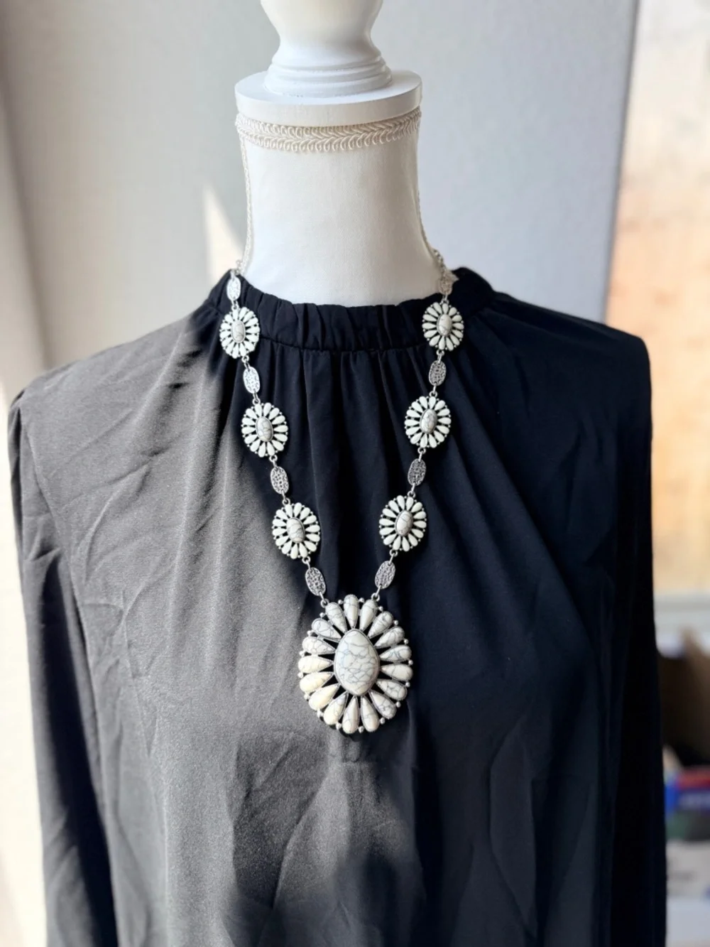 Western Fashion White Howlite Flower Statement Necklace